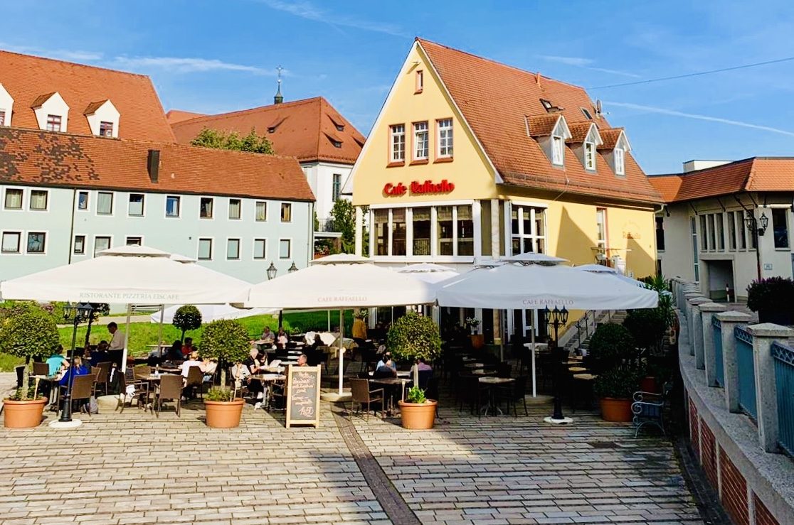 Das Café Raffaello im Herzen der Donauwörther Altstadtinsel Ried.